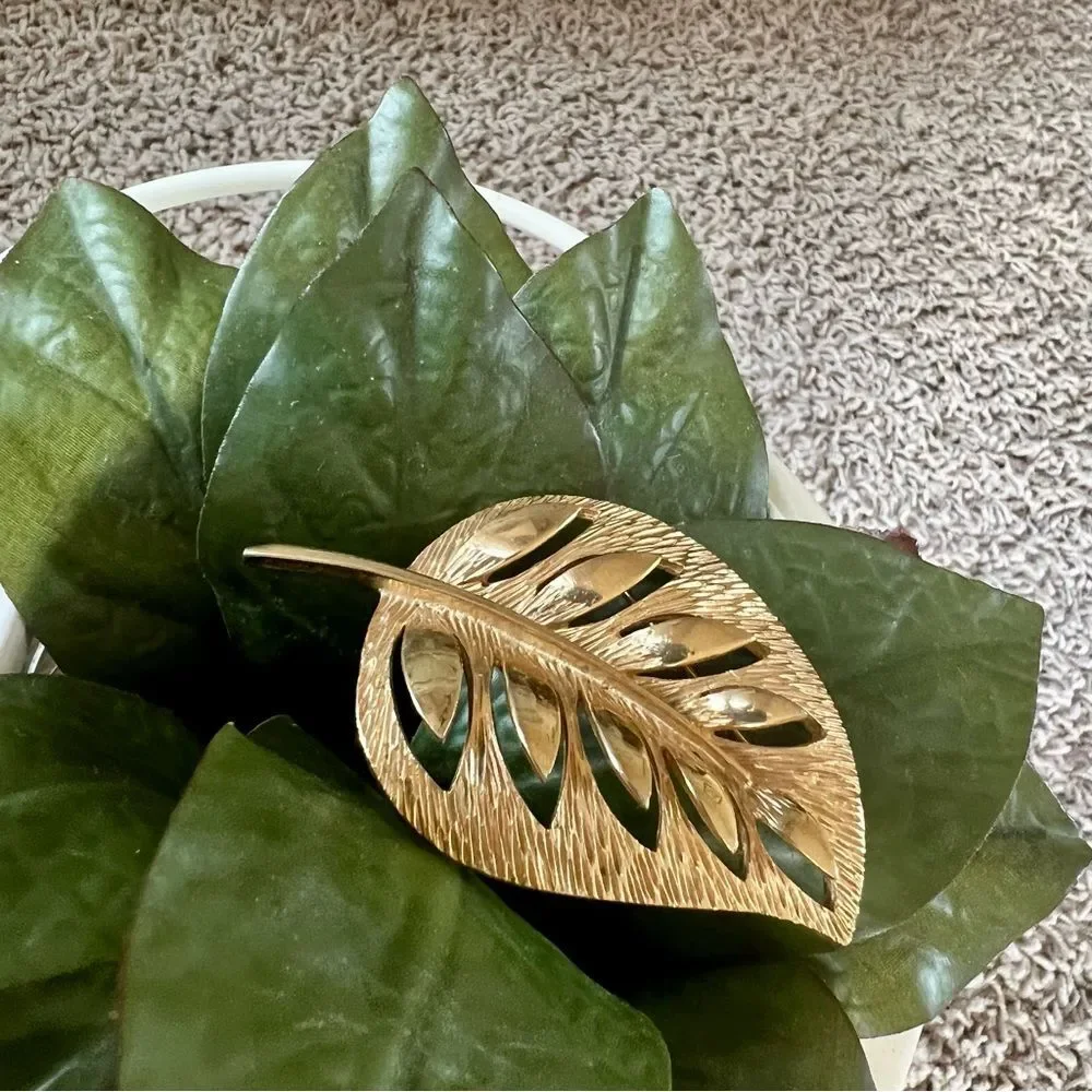 Vintage Retro Trending Leaf Gold Tone Brooch Pin Size 2.5”